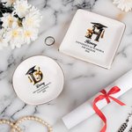 Henkilökohtainen Initial Valmistuminen Cap Scroll Elementit Keraamiset korut astia nimi ja vuosi Syntymäpäivä Valmistuminen lahja valmistuneille