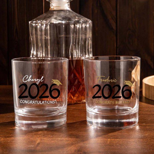Gepersonaliseerde Class of 2026 Graduates Graduation Cap 10 oz Old Fashioned Whiskey Glass met naam tekst en jaar Afstudeergeschenk voor afgestudeerden