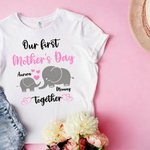 Nuestro primer Día de la Madre juntos - Camiseta personalizada 100% algodón con nombres Regalo del Día de la Madre para la nueva mamá