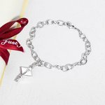 Pulsera Minimalista Personalizada con Colgante de Gorro de Graduación y Nombre Grabado Regalo de Graduación para Graduados