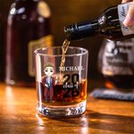Personligt tecknad Graduate Character 10oz Whiskeyglas med namn och år Grattis Graduation Present till skolkamrater Vänner