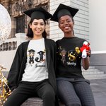 Personalisierte Cartoon Absolvent Bachelor Hut Initial Crewneck T-Shirt Sweatshirt mit Namen und Jahr Graduierung Keepsake Geschenk für Frauen Männer