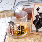 Personligt tecknad Graduate Character 10oz Whiskeyglas med namn och år Grattis Graduation Present till skolkamrater Vänner