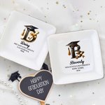 Henkilökohtainen Initial Valmistuminen Cap Scroll Elementit Keraamiset korut astia nimi ja vuosi Syntymäpäivä Valmistuminen lahja valmistuneille