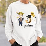 Personalisierte Cartoon Absolvent Bachelor Hut Initial Crewneck T-Shirt Sweatshirt mit Namen und Jahr Graduierung Keepsake Geschenk für Frauen Männer