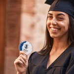 Magnete personalizzato in resina glitterata per cappello da laurea con nome dell'anno Set di 5 decorazioni per il frigorifero Ricordo della scuola, festa di laurea, regalo per i laureati