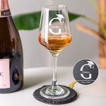 Gepersonaliseerde Graduation Cap Initial Goblet wijnglas leisteen onderzetter set met gegraveerde naam en tekst afstuderen Gift voor afgestudeerden wijnliefhebbers