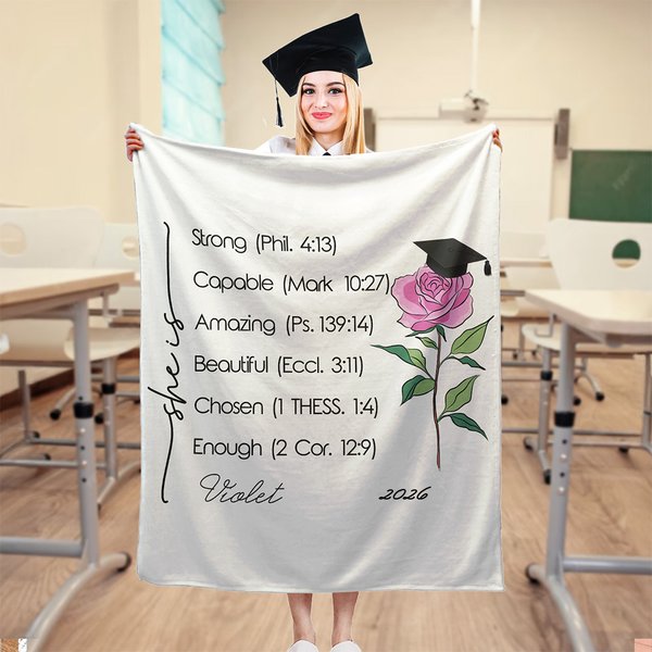 Gepersonaliseerde Afstudeercap Geboortebloem Bijbelvers Zacht Deken met Naam en Jaar Religieuze Dag Verjaardag Afstudeercadeau voor Afgestudeerde