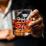 Personlig Graduation Cap Name Whiskey Rocks Glass med skolenavn og år Graduation Party Bursdagsgave til avgangsstudenter Klassekamerater Drinkers