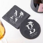 Gepersonaliseerde Graduation Cap Initial Goblet wijnglas leisteen onderzetter set met gegraveerde naam en tekst afstuderen Gift voor afgestudeerden wijnliefhebbers