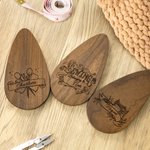 Personlig gravert vintage sydesign dråpeformet magnetisk saksesak i tre med navn Morsdag Bursdagsgave til syelskere