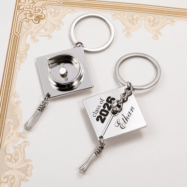 Personlig Graduation Cap Class of 2026 Graverat namn Nyckelring med tofshänge Ryggsäck Tillbehör Graduation Party Gift for Graduates