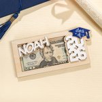 Gepersonaliseerde Grad Cap Houten Geldhouder Geld Envelop met Naam en Gegraveerde Tekst Klasse van 2026 Afstudeercadeau voor Afgestudeerden