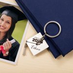 Personlig Graduation Cap Class of 2026 Graverat namn Nyckelring med tofshänge Ryggsäck Tillbehör Graduation Party Gift for Graduates