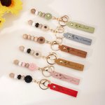 Personlig nøkkelring i PU skinn med fødselsblomst inngravert navn og tusenfryd perle gave til bryllup bursdag og brudepiker