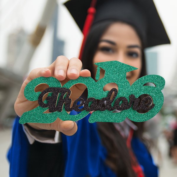 Signo de madera personalizado de la graduación del brillo con el nombre y la foto de la graduación del año Decoración del accesorio del regalo para la clase de 2026 graduados
