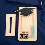 Personalisierte Multicolor Name Tassel Grad Cap hölzerne Geld Halter Bargeld Umschlag mit Basis Klasse von 2026 Graduierung Geschenk für Absolventen