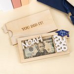 Gepersonaliseerde Grad Cap Houten Geldhouder Geld Envelop met Naam en Gegraveerde Tekst Klasse van 2026 Afstudeercadeau voor Afgestudeerden