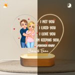 Personalizzato personaggio dei cartoni animati che si abbraccia a forma di cuore Luce notturna a LED in acrilico con base in legno e nome Regalo di San Valentino per la casa per la coppia
