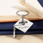 Personlig Graduation Cap Class of 2026 Graverat namn Nyckelring med tofshänge Ryggsäck Tillbehör Graduation Party Gift for Graduates