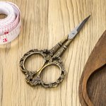 Personlig gravert vintage sydesign dråpeformet magnetisk saksesak i tre med navn Morsdag Bursdagsgave til syelskere