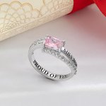 Anello quadrato personalizzato con pietra di nascita, testo e anno incisi su zircone, regalo di laurea per i laureati della classe 2026