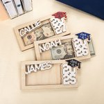 Gepersonaliseerde Grad Cap Houten Geldhouder Geld Envelop met Naam en Gegraveerde Tekst Klasse van 2026 Afstudeercadeau voor Afgestudeerden