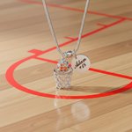 Gepersonaliseerde stereoscopische basketbal hanger ketting met gegraveerde naam en nummer cadeau voor basketbal liefhebber
