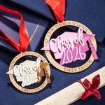 Gepersonaliseerd medaille Ornament voor de klas van 2026 met gegraveerde tekst Afstudeergeschenk voor afgestudeerden