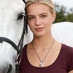 Personalisierte hohle Pferd Halskette mit anfänglichen Herz Charme Exquisite Schmuck Spiel Tag Jahrestag Geschenk für Pferdeliebhaber Reiter