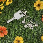 Gepersonaliseerde Geboortesteen Gieter Bloemen Schop Sleutelhanger met Initiaal Bedeltje Moederdag Verjaardagscadeau voor Mama Oma Tuinier