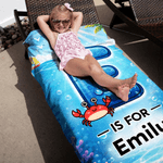 Personalisiertes Strandtuch mit Wassereffekt-Initiale | Meerestiermotiv | in Übergröße erhältlich | Sommerausflug Geburtstag Geschenk für Kinder