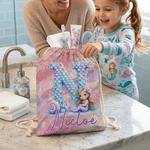 Personalizzato Cartoon Mermaid Initial Drawstring Bag con nome Travel Essentials Beach Party Birthday Gift for Girls Ocean Theme Lovers (Regalo di compleanno per ragazze)