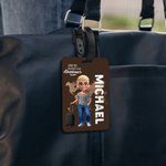 Personalisierter Gepäckanhänger mit Cartoon-Reisefigur | mit Namen Flugzeug- und Kartenmotiv | Reisezubehör | Geburtstag Geschenk für Reiseliebhaber