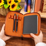 Carnet de notes personnalisé en cuir PU avec porte-stylo Planificateur de voyage Utilisation quotidienne Cadeau d'anniversaire pour les amoureux du voyage