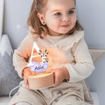 Personalizowana lampka LED drewniana podstawa z inicjałem gwiazdkami chmurkami leśnymi zwierzątkami dekoracja do pokoju dziecka prezent na urodziny