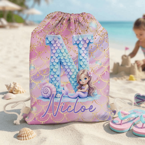 Personalizzato Cartoon Mermaid Initial Drawstring Bag con nome Travel Essentials Beach Party Birthday Gift for Girls Ocean Theme Lovers (Regalo di compleanno per ragazze)