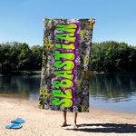 Personlig graffiti strandhandduk med namn stort sandfritt snabbtorkande badlakan unik present för födelsedag semester och resa