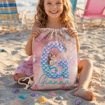 Personalizzato Cartoon Mermaid Initial Drawstring Bag con nome Travel Essentials Beach Party Birthday Gift for Girls Ocean Theme Lovers (Regalo di compleanno per ragazze)