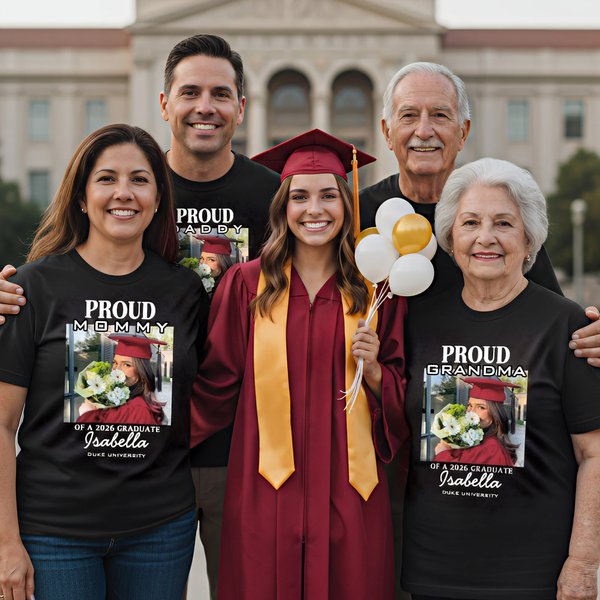 Maglietta personalizzata multicolore con foto di orgoglio in morbido cotone 100% con nome da indossare quotidianamente per festeggiare la laurea, regalo per la famiglia