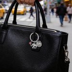 Porte-clés personnalisé en forme d'éléphant chanceux avec breloque initiale Accessoire de sac Cadeau d'anniversaire pour les femmes, les hommes et les amateurs d'éléphants