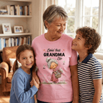 T-shirt personnalisé multicolore Livin' That Grandma Happy Life Whimsical Style avec nom Cadeau de fête des mères pour mère femme grand-mère