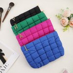 Gepersonaliseerde grote capaciteit gewatteerde make-up tas met parel initiële hanger dagelijks gebruik Moederdag Verjaardagscadeau voor vrouwen