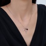 Collana con croce di pietra di nascita personalizzata con iniziale Dainty Gioielli Regalo di compleanno da indossare quotidianamente per la mamma cristiana