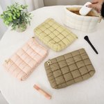 Gepersonaliseerde grote capaciteit gewatteerde make-up tas met parel initiële hanger dagelijks gebruik Moederdag Verjaardagscadeau voor vrouwen