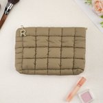 Gepersonaliseerde grote capaciteit gewatteerde make-up tas met parel initiële hanger dagelijks gebruik Moederdag Verjaardagscadeau voor vrouwen