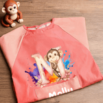 Personaliseer Schattig Dieren Initiaal Levendig Verfspatroon Waterdicht Schort Met Lange Mouwen met Naam en Zak Verjaardagscadeau voor Kind