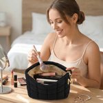 Gepersonaliseerde grote capaciteit gewatteerde make-up tas met parel initiële hanger dagelijks gebruik Moederdag Verjaardagscadeau voor vrouwen