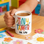 Personalisierte bunte winzige menschliche Dompteur 11 oz 15 oz Keramikbecher mit Namen täglichen Gebrauch Daycare Lehrer Tag Geburtstagsgeschenk für Vorschullehrer