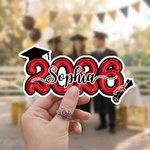 Gepersonaliseerde 2026 Graduation Cap Scroll Waterdichte Stickers met Naam Set van 2 Graduation Party Decoratie Favor voor Afgestudeerden